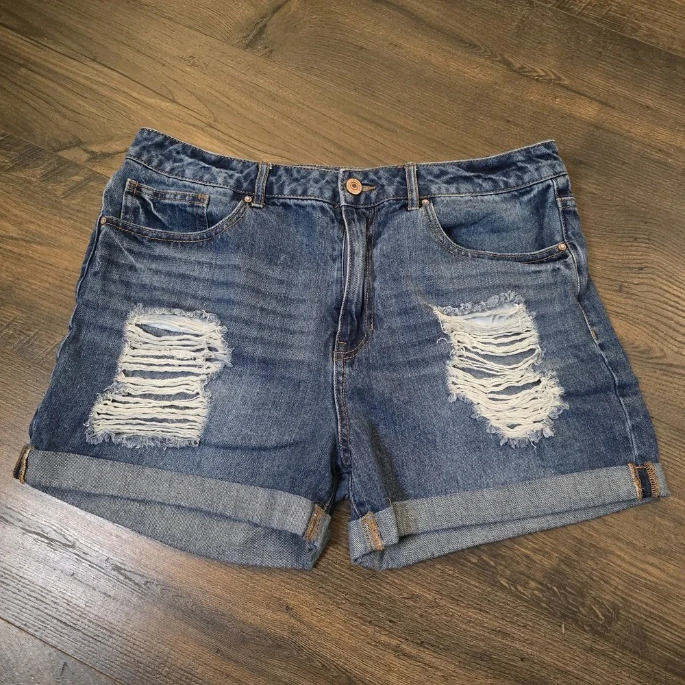 Forever 21 Cuffed Denim Blue Jean Shorts Women's 30 Medium Wash Destroyed‎